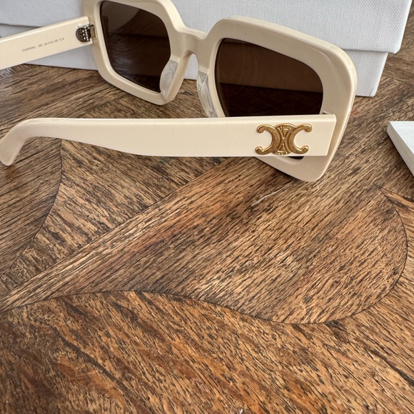 Celine Cream Rectangular Sunglasses CELINE
Triomphe 56mm
Square Sunglasses - Picture 3 of 4